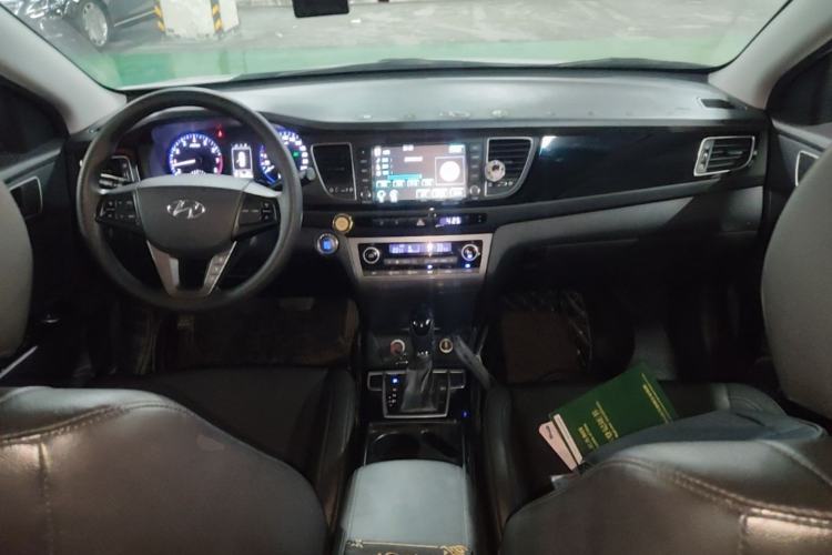 Used Hyundai Mistra 2014 1.8L Automatic Smart GLS Center Console
