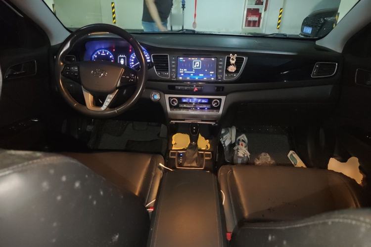 Used Hyundai Mistra 2014 1.8L Automatic Smart GLS Center Console