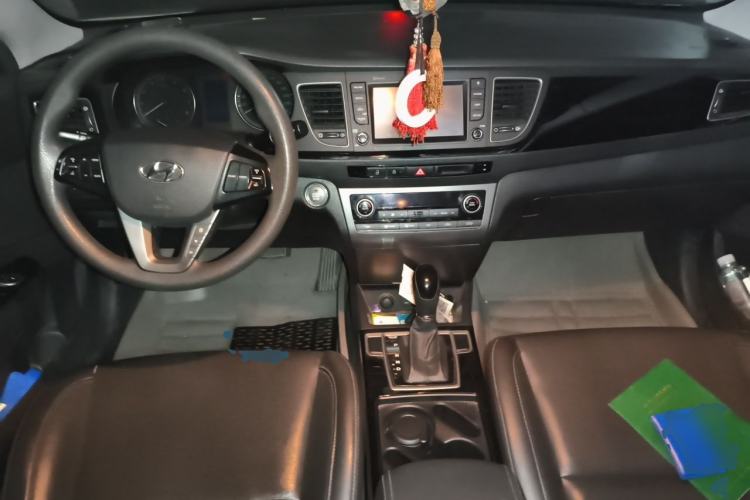 Used Hyundai Mistra 2014 1.8L Automatic Smart GLS Center Console