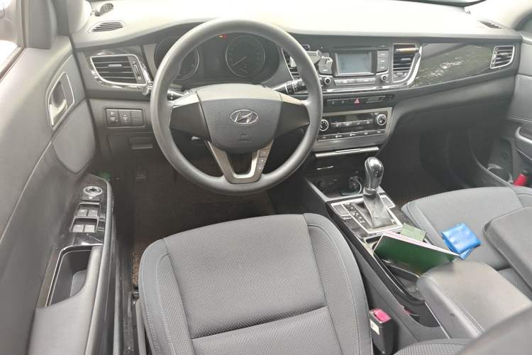 Used Hyundai Mistra 2014 1.8L Automatic Comfort Model GL Center Console