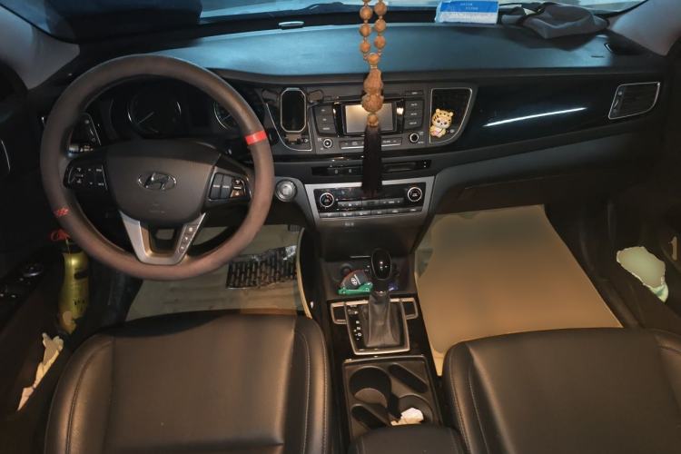 Used Hyundai Mistra 2014 1.8L Automatic Smart GLS Center Console