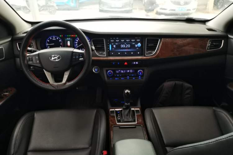 Used Hyundai Mistra 2014 1.8L Automatic Deluxe DLX Model Center Console