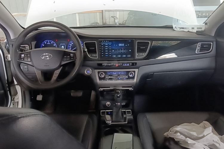 Used Hyundai Mistra 2014 1.8L Automatic Smart GLS Center Console