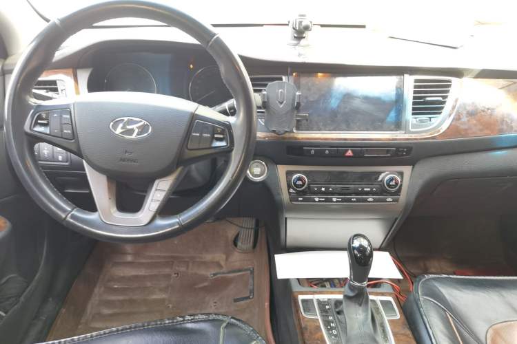 Used Hyundai Mistra 2014 1.8L Automatic Deluxe DLX Model Center Console