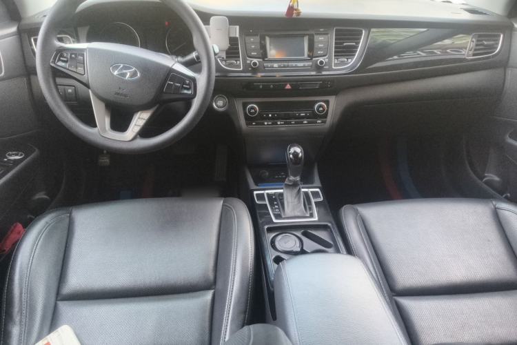 Used Hyundai Mistra 2014 1.8L Automatic Smart GLS Center Console