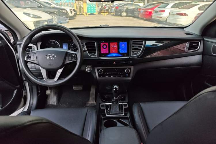 Used Hyundai Mistra 2014 1.8L Automatic Smart GLS Center Console