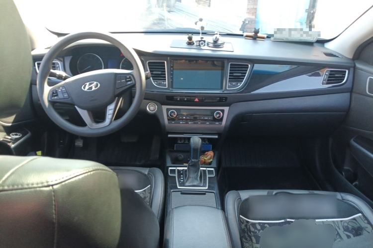 Used Hyundai Mistra 2014 1.8L Automatic Smart GLS Center Console
