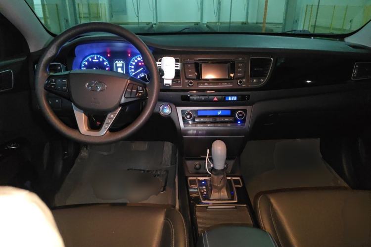 Used Hyundai Mistra 2014 1.8L Automatic Smart GLS Center Console
