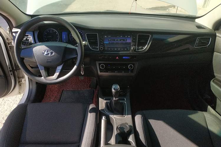 Used Hyundai Mistra 2014 1.8L Manual Comfort GL Model Center Console