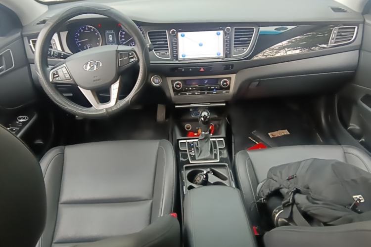 Used Hyundai Mistra 2014 1.8L Automatic Smart GLS Center Console