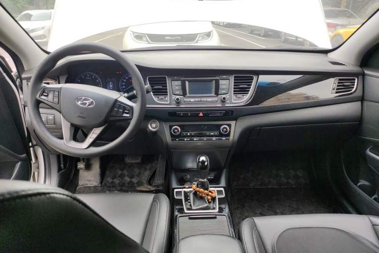 Used Hyundai Mistra 2014 1.8L Automatic Smart GLS Center Console