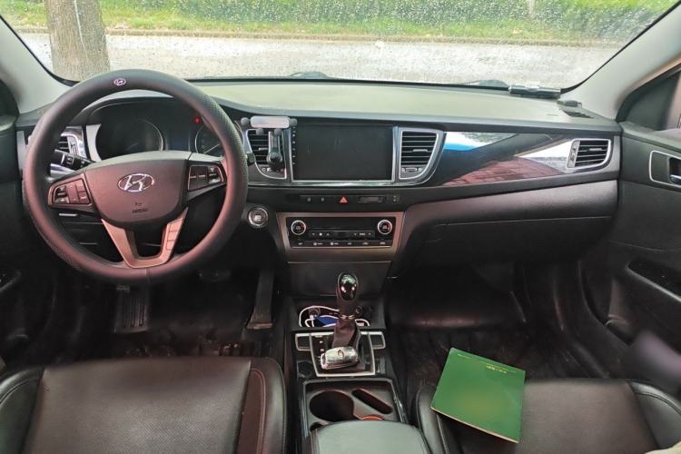Used Hyundai Mistra 2014 1.8L Automatic Smart GLS Center Console