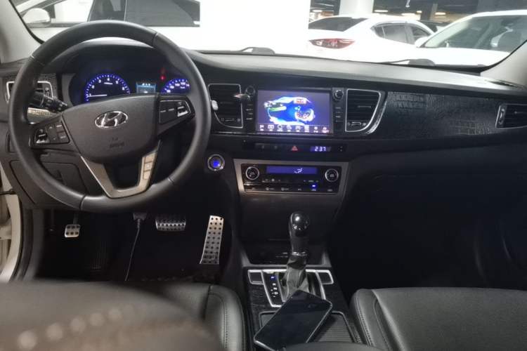 Used Hyundai Mistra 2014 1.8L Automatic Deluxe DLX Model Center Console