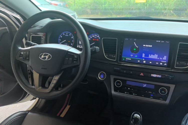 Used Hyundai Mistra 2014 1.8L Automatic Smart GLS Center Console