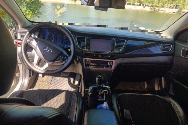 Used Hyundai Mistra 2014 1.8L Automatic Smart GLS Center Console