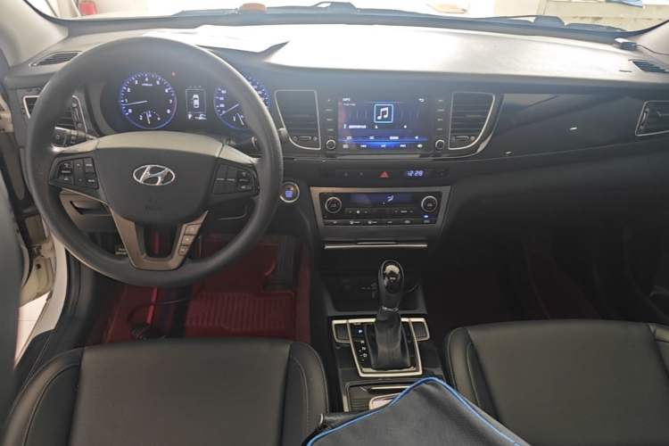 Used Hyundai Mistra 2014 1.8L Automatic Smart GLS Center Console