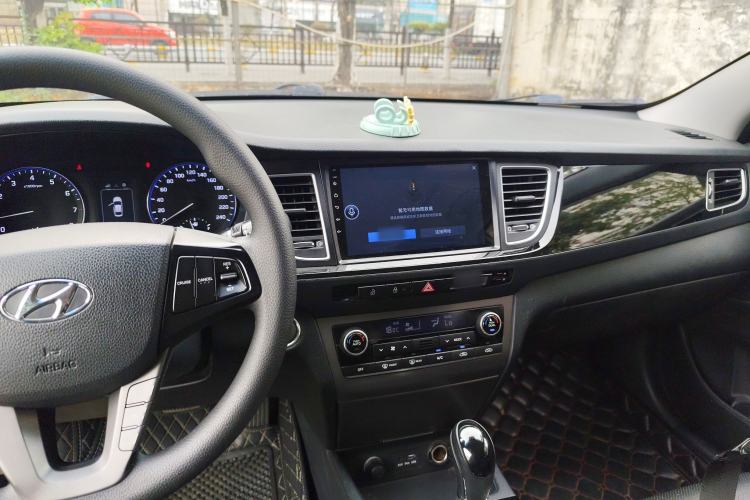Used Hyundai Mistra 2014 1.8L Automatic Smart GLS Center Console