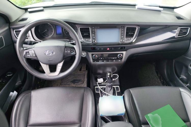 Used Hyundai Mistra 2014 1.8L Automatic Smart GLS Center Console
