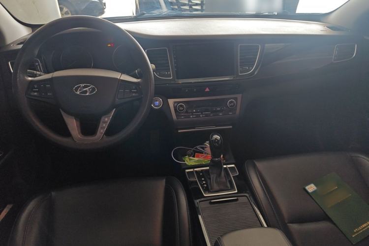 Used Hyundai Mistra 2014 1.8L Automatic Smart GLS Center Console