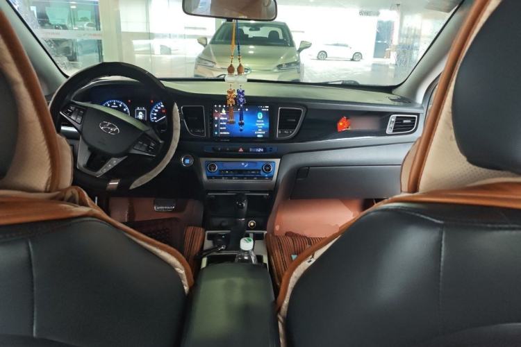 Used Hyundai Mistra 2014 1.8L Automatic Smart GLS Center Console
