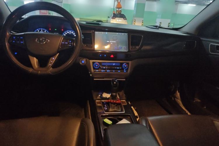 Used Hyundai Mistra 2014 1.8L Automatic Smart GLS Center Console
