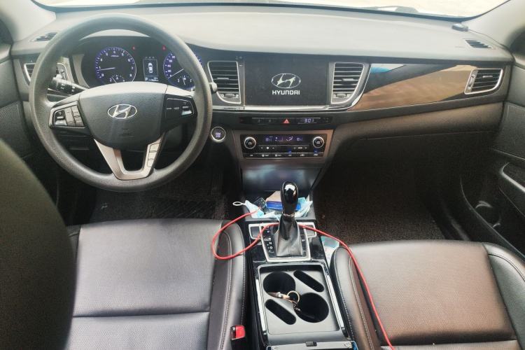 Used Hyundai Mistra 2014 1.8L Automatic Smart GLS Center Console