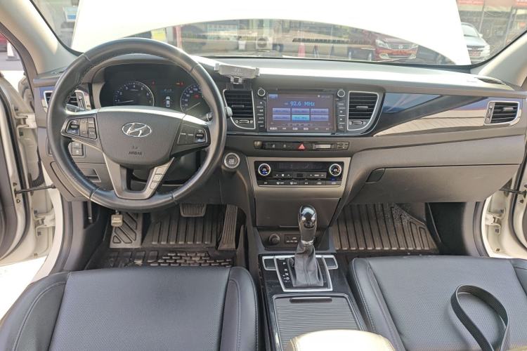 Used Hyundai Mistra 2014 1.8L Automatic Deluxe DLX Model Center Console