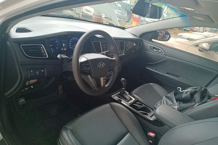 Used Hyundai Mistra 2014 1.8L Automatic Smart GLS Center Console