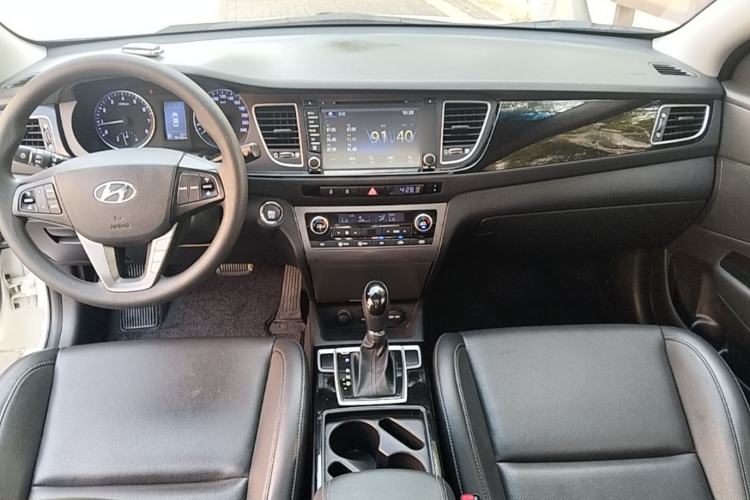 Used Hyundai Mistra 2014 1.8L Automatic Smart GLS Center Console