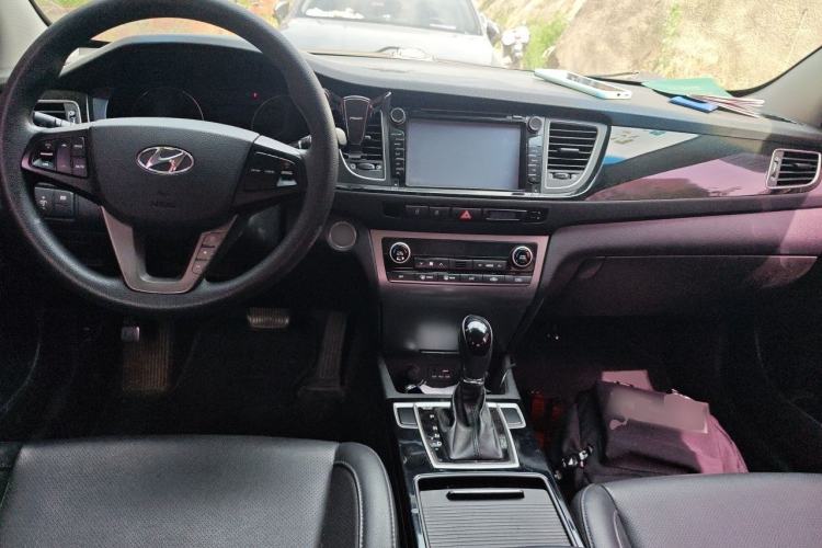 Used Hyundai Mistra 2014 1.8L Automatic Smart GLS Center Console
