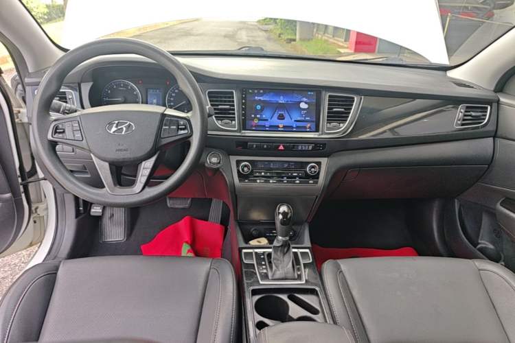 Used Hyundai Mistra 2014 1.8L Automatic Smart GLS Center Console