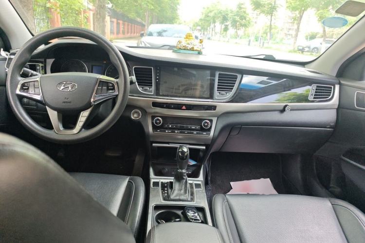 Used Hyundai Mistra 2014 1.8L Automatic Smart GLS Center Console