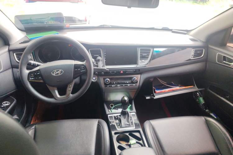 Used Hyundai Mistra 2014 1.8L Automatic Smart GLS Center Console