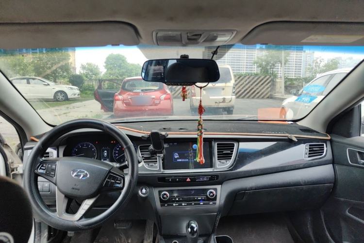Used Hyundai Mistra 2014 1.8L Automatic Smart GLS Center Console