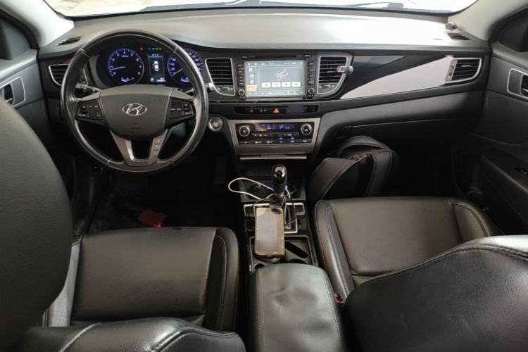 Used Hyundai Mistra 2014 1.8L Automatic Deluxe DLX Model Center Console