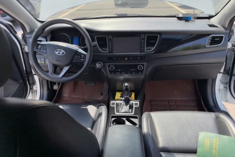 Used Hyundai Mistra 2014 1.8L Automatic Smart GLS Center Console