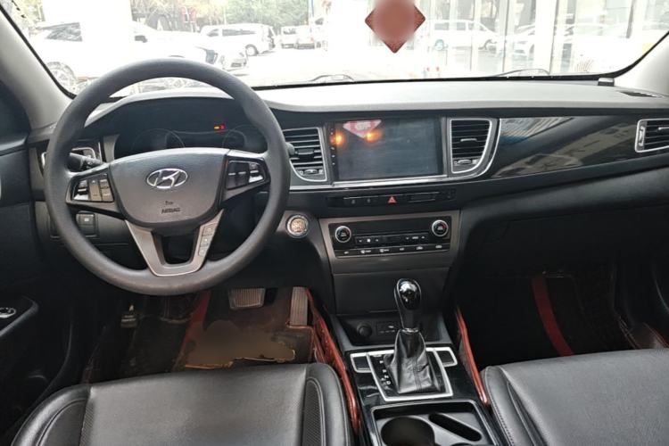 Used Hyundai Mistra 2014 1.8L Automatic Smart GLS Center Console