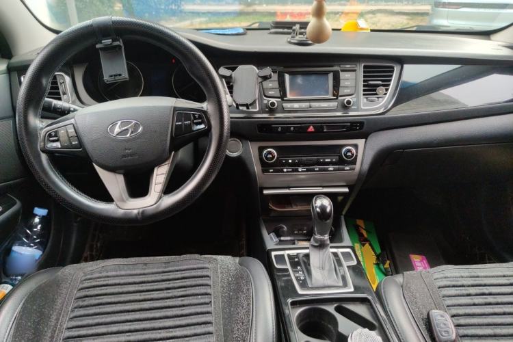 Used Hyundai Mistra 2014 1.8L Automatic Smart GLS Center Console