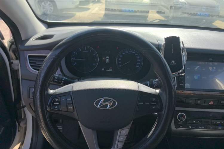 Used Hyundai Mistra 2014 1.8L Automatic Deluxe DLX Model Center Console