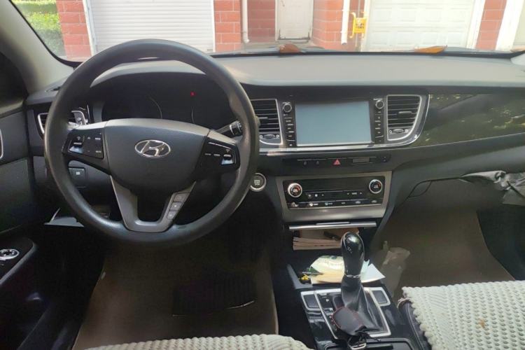 Used Hyundai Mistra 2014 1.8L Automatic Smart GLS Center Console