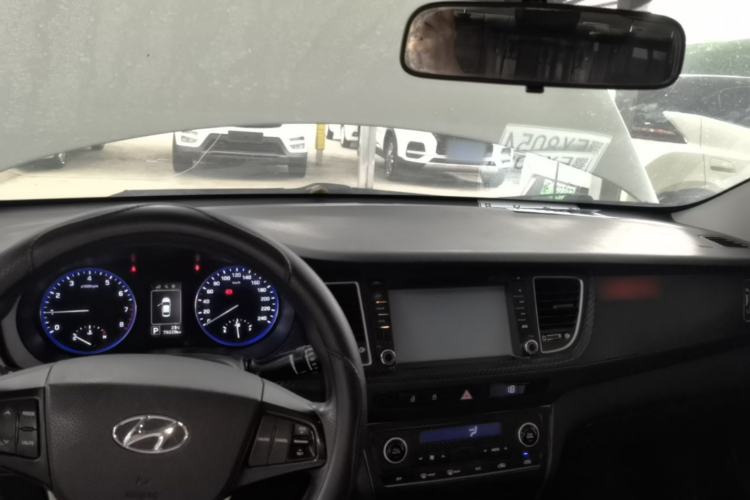 Used Hyundai Mistra 2014 1.8L Automatic Smart GLS Center Console