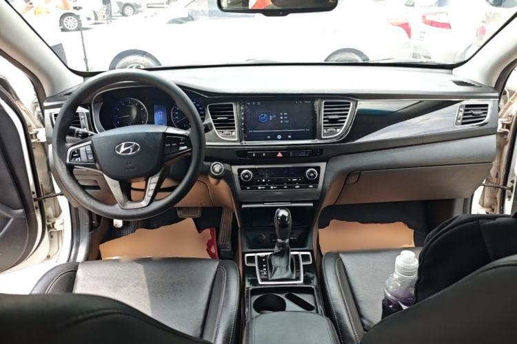 Used Hyundai Mistra 2014 1.8L Automatic Smart GLS Center Console