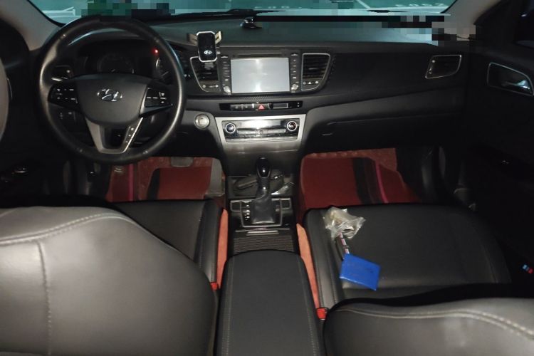Used Hyundai Mistra 2014 1.8L Automatic Smart GLS Center Console