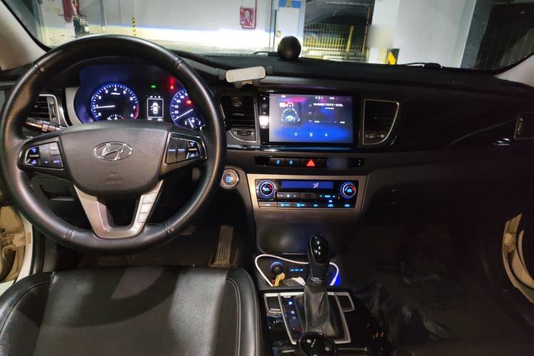 Used Hyundai Mistra 2014 1.8L Automatic Smart GLS Center Console