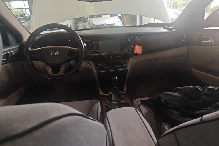 Used Hyundai Mistra 2014 1.8L Automatic Deluxe DLX Model Center Console