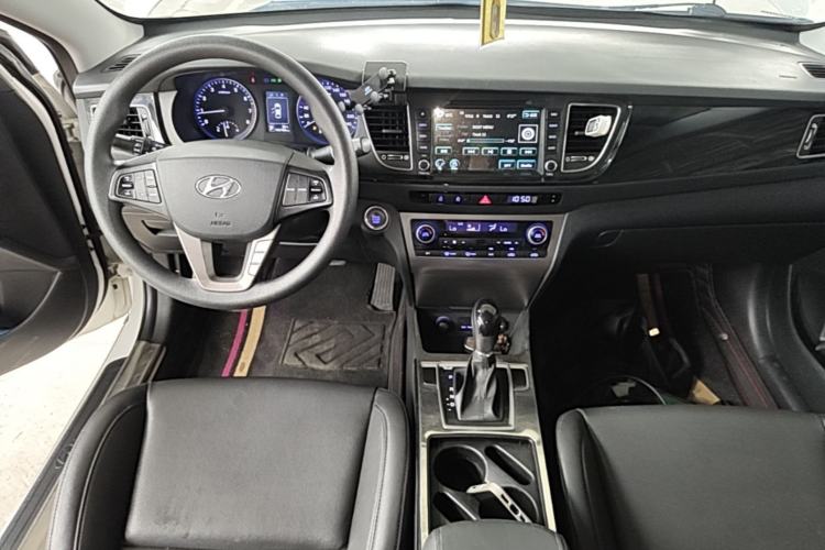 Used Hyundai Mistra 2014 1.8L Automatic Smart GLS Center Console