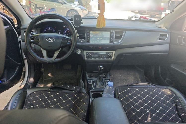 Used Hyundai Mistra 2014 1.8L Automatic Smart GLS Center Console