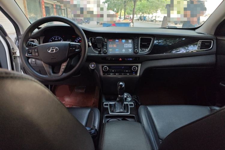 Used Hyundai Mistra 2014 1.8L Automatic Smart GLS Center Console