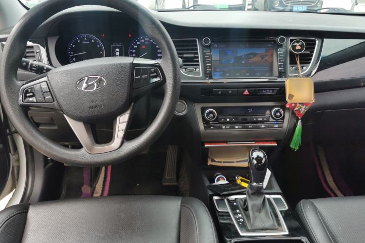 Used Hyundai Mistra 2014 1.8L Automatic Smart GLS Center Console