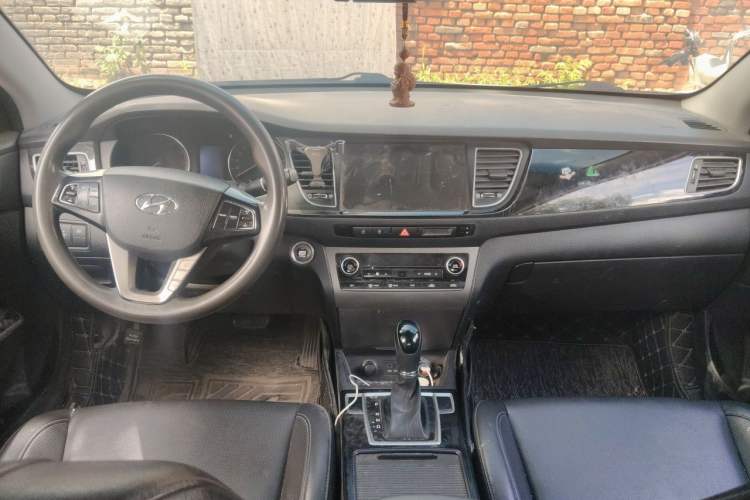 Used Hyundai Mistra 2014 1.8L Automatic Smart GLS Center Console